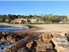 La plage des Roches Brunes surplombée par le magnifique parc de La Méditérranée