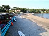 La plage de Fabregas, entre ville et colline