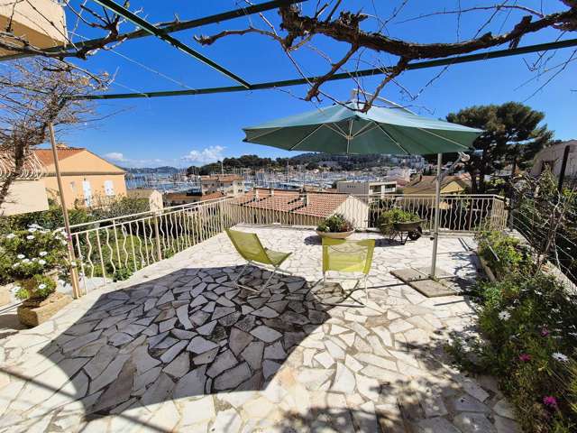 Location Vacances,  Appartement T3  pour 3 personnes à Saint Mandrier Village Réf: SFN-269