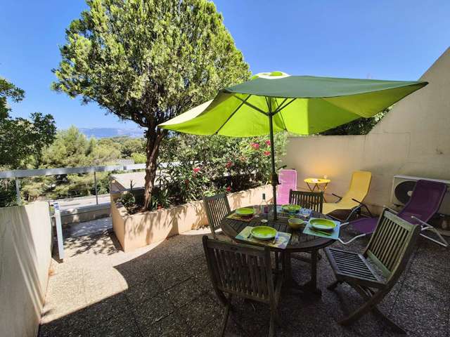 Location Vacances,  Appartement T4  pour 5 personnes à Saint Mandrier Village Réf: SFN-197