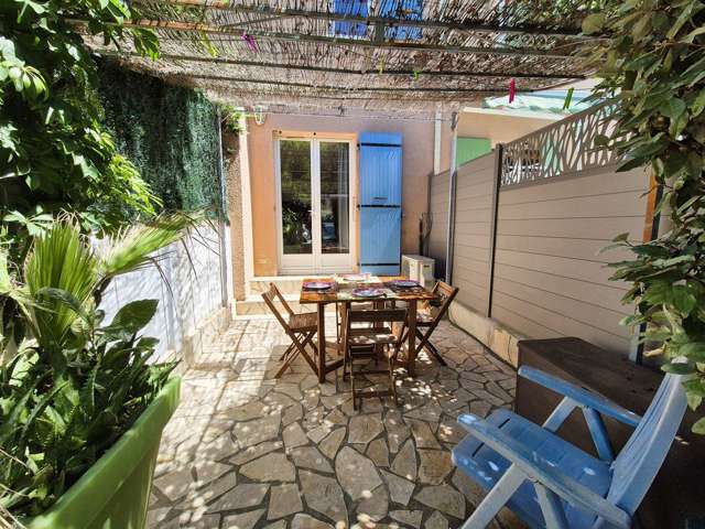 Location Vacances,  Appartement F2  pour 4 personnes à La Seyne Les Sablettes Réf: SFN-892
