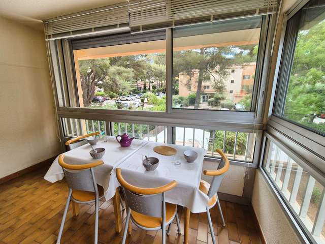 Location Vacances,  Appartement T3  pour 4 personnes à Saint Mandrier Pin Rolland Réf: SFN-810