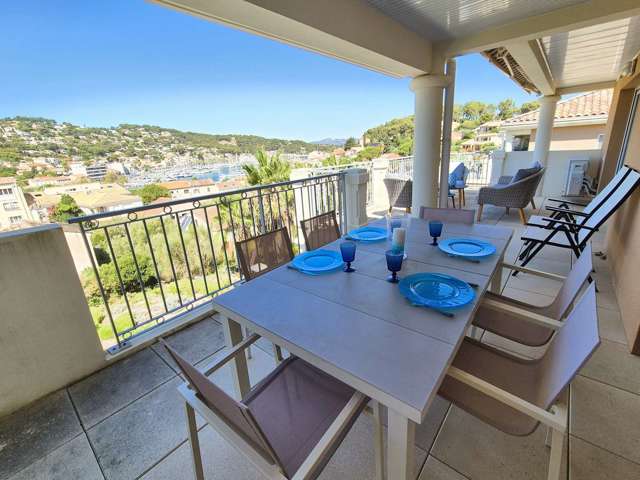 Location Vacances,  Appartement T3  pour 5 personnes à Saint Mandrier Village Réf: SFN-278