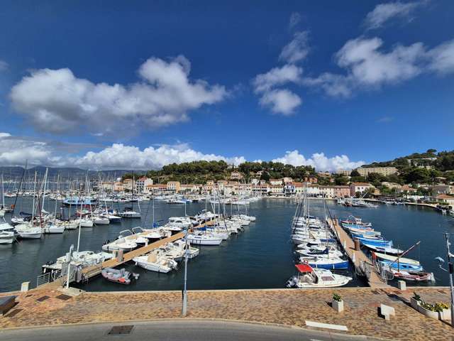Location Vacances,  Appartement F3  pour 5 personnes à Saint Mandrier Village Réf: SFN-280