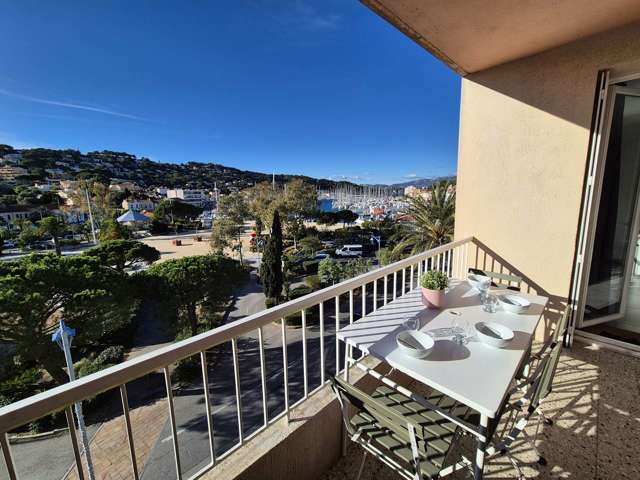 Location Vacances,  Appartement T2  pour 4 personnes à Saint Mandrier Village Réf: SFN-286