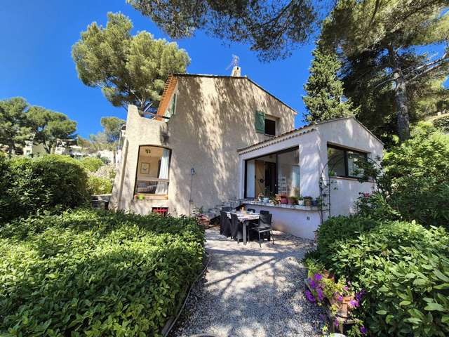 Location Vacances,  Appartement F6  pour 8 personnes à Saint Mandrier Village Réf: SFN-323