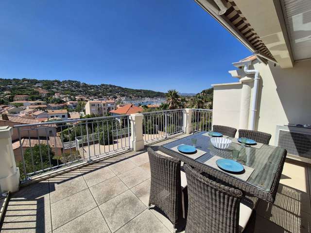 Location Vacances,  Appartement T3  pour 5 personnes à Saint Mandrier Village Réf: SFN-325